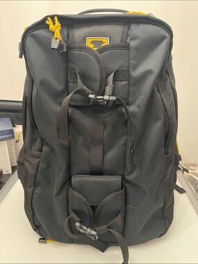 MOUNTAINSMITH PARALLAX CAMERA BACKPACK BLACK SIZE LARGE